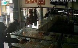 CLIP: Toàn cảnh vụ nổ súng cướp tiệm vàng ở Hóc Môn