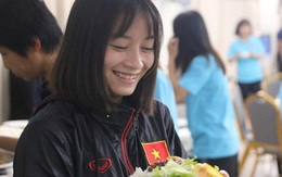 Sau scandal bị bỏ đói, tuyển nữ Việt Nam hạnh phúc với bữa buffet hoành tráng của khách sạn nhưng vẫn xác nhận: Món ngon nhất vẫn là đồ ăn mang từ nhà đi
