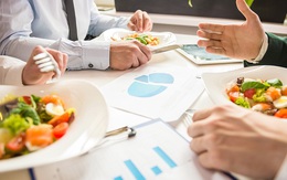 Dùng bữa trưa với đối tác sao cho đúng? Câu trả lời của chuyên gia sẽ giúp các doanh nhân giành chiến thắng ngay từ trên bàn ăn!