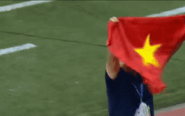 Xúc động hình ảnh HLV Park Hang-seo đặt tay lên trái tim, giơ cờ Việt Nam ăn mừng vô địch SEA Games