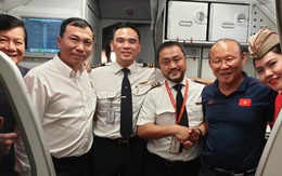 Vietjet tặng 1 năm bay khắp Châu Á cho hai đội tuyển cùng gia đình và ban huấn luyện