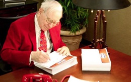 Cưới xong mới biết bố chồng là tỷ phú, con dâu Warren Buffett liền in luôn báo cáo tài chính của công ty riêng làm quà Giáng sinh cho ông
