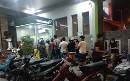 Ngày làm việc cuối năm, khách hàng "dài cổ" chờ giao dịch, ATM "thất thủ" nhiều nơi