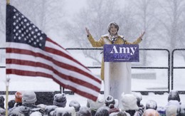 Nữ Thượng nghị sỹ đội tuyết dày tuyên bố tham vọng đẩy ông Trump khỏi Nhà Trắng