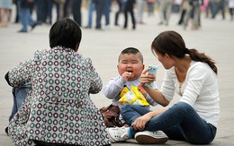 Trung Quốc: Các cặp đôi không đủ khả năng tài chính để sinh con thứ hai do chi phí để nuôi dạy quá cao, thậm chí phải hối lộ cho bác sĩ để có được sự chăm sóc chu đáo nhất cho con