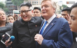 Bản sao của ông Kim Jong-un và Donald Trump bất ngờ xuất hiện tại Hà Nội, bị người dân và phóng viên vây kín