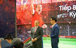 Xem ông Park đá bóng "ảo" cùng fan, thấy choáng vì công nghệ TV giờ tiên tiến quá