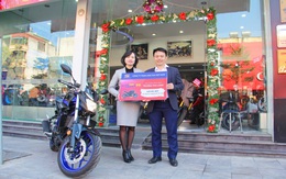 Sơn Toa trao giải cho khách hàng trúng xe mô tô trong chương trình “Mua Sơn Toa, trúng quà to”