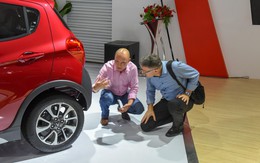 Khách Việt hào hứng khi VinFast lần đầu tiên góp mặt tại Triển lãm Ô tô Việt Nam