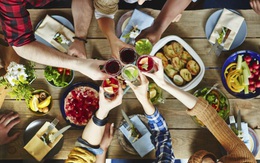 Trót mê những cuộc vui với bạn bè, làm sao để vợ vẫn tươi cười khi trở về sau những bàn tiệc?