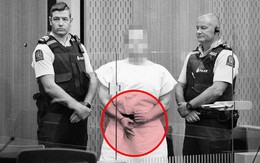 Giải mã cử chỉ tay "ớn lạnh" của nghi phạm xả súng ở New Zealand khi lần đầu ra tòa