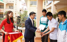 Nam A Bank “Nâng bước đến trường – Thắp sáng tương lai” cho học sinh dân tộc và học sinh khó khăn vùng biển đảo tỉnh Quảng Ninh