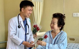 Ngày 8/3, các y bác sĩ bất ngờ tặng hoa cho nữ bệnh nhân: Hi vọng “một nửa thế giới” sẽ luôn hạnh phúc và nụ cười luôn nở trên môi