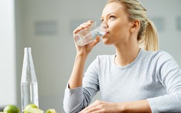 Khi uống đủ nước, cơ thể bạn sẽ nhận được đủ kiểu lợi ích không ngờ: Không những chậm lão hóa mà còn cải thiện tâm trạng, tăng khả năng tập trung