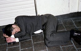 Mặt tối của văn hóa làm việc như thiêu thân của người Nhật: Tận lực với công việc để rồi ngủ gục ngay cả trên đường phố giữa đêm