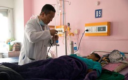 Thủ tướng Bhutan làm bác sĩ chữa bệnh cho người dân vào cuối tuần