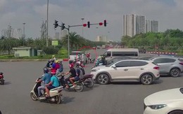 Clip: Vượt đèn đỏ, xe Range Rover gây tai nạn tại Hà Nội