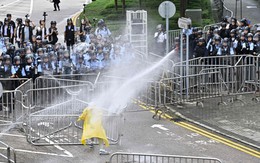 Hong Kong: Giao thông tê liệt vì người biểu tình, cảnh sát sử dụng hơi cay và súng phun nước