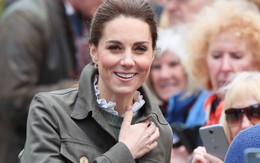 Hãy xem phản ứng của Công nương Kate Middleton khi bị 1 bé gái hỏi: "Tại sao cô không mặc váy công chúa Elsa?"