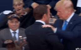 Màn "giằng co bất thường" giữa TT Donald Trump và Tổng thống Emmanuel Macron
