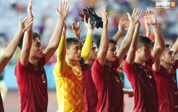 Hình ảnh cảm động: U23 Việt Nam đội mưa đi khắp khán đài cảm ơn người hâm mộ sau trận thắng U23 Myanmar