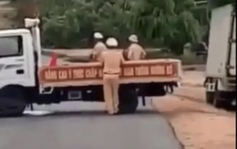 Xe gỗ lậu tông văng xe CSGT ở Gia Lai, tài xế khai đạp nhầm chân ga