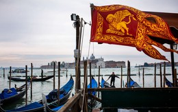 Venice đang "chết dần": Chật chội vì khách du lịch khi dân số sụt giảm nghiêm trọng, lũ lụt xảy ra thường xuyên, người dân nghi ngờ dự án xây đập ngăn lũ trì trệ là do tham nhũng