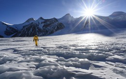 Hành trình chinh phục Everest của nhà thám hiểm Cory Richards được vinh danh
