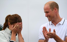 Sự thật đằng sau khoảnh khắc Công nương Kate ôm mặt xấu hổ, Hoàng tử William đứng bên cạnh không thể nhịn cười