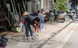 Nhức nhối những tuyến vỉa hè biến thành xưởng sản xuất ở Hà Nội