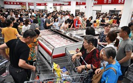 Siêu thị Costco ngày đầu khai trương ở Trung Quốc: Chen lấn xô đẩy ở bên trong, giao thông tê liệt ở bên ngoài, phải đóng cửa sớm vì quá hỗn loạn