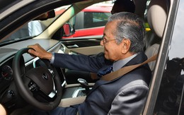 Thủ tướng 94 tuổi Mahathir Mohamad: Lái xe VinFast, tiếc là tôi chỉ lên được 100km/h thôi!