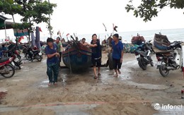 TP. Sầm Sơn: Bão áp sát bờ, nhiều du khách vẫn “vô tư” tắm biển