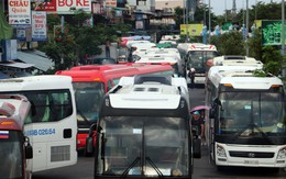 Ảnh: Xe 45 chỗ chở khách du lịch "bóp nghẹt" giao thông Nha Trang