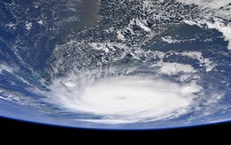 NASA công bố những hình ảnh khủng khiếp về Dorian, siêu bão lớn thứ 2 trong lịch sử