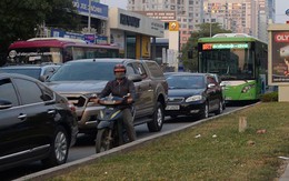 Buýt nhanh BRT vẫn "lụt" trong giờ cao điểm