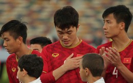 Xuân Trường cúi đầu xúc động trước quốc kỳ Việt Nam tại Asian Cup 2019