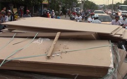 Hàng trăm tấm gỗ ép trên xe container lao xuống đường, nhiều người thoát chết