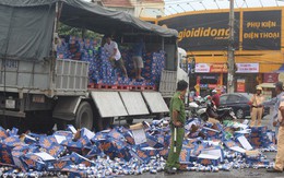 Hàng trăm thùng bia rơi xuống đường, người dân phụ tài xế thu gom