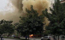 Cháy quán cháo ếch ở Hà Nội, cột khói bao trùm cả góc phố