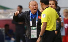 Quang Hải bị phạm lỗi, HLV Park Hang-seo gắt với cả trọng tài và HLV Jordan để đòi công bằng