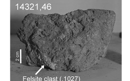 Nhặt được viên đá cổ xưa nhất Trái Đất... trên mặt trăng