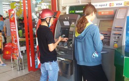 Chật vật rút tiền từ máy ATM ngày cận Tết
