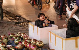 Vỉa hè Hà Nội trở thành "chợ" thời trang, trẻ em ngồi thùng xốp phụ bố mẹ bán hàng ngày cận Tết