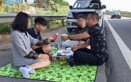 Hình ảnh gây phẫn nộ: Cả gia đình trải bạt, ăn uống trên cao tốc Nội Bài - Lào Cai bất chấp dòng phương tiện chạy rầm rập