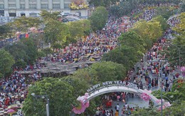 Hàng nghìn người Sài Gòn đổ về khu trung tâm chơi Tết khiến nhiều tuyến phố kẹt cứng, hàng loạt bãi gửi xe quá tải