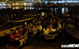 Hàng ngàn du khách bất chấp đêm tối cập bến chùa Hương ngày khai hội