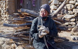 Bi kịch người già ở Trung Quốc: Tuổi trẻ dốc sức, dốc tiền nuôi con, đến khi xế chiều phải gánh củi, bán ngô nuôi thân