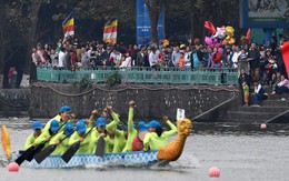 Hàng nghìn người chen chân chật kín mép hồ Tây xem đua thuyền rồng