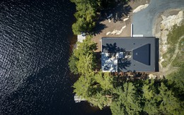 Ngôi nhà trên diện tích hơn 2.700 m2 có 'lưng' dựa rừng thông cổ thụ, 'mặt' hướng hồ